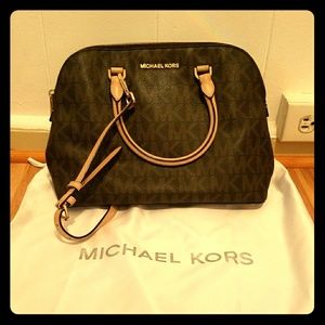 SIGNATURE PRINT LOGO CINDY MEDIUM DOME SATCHEL